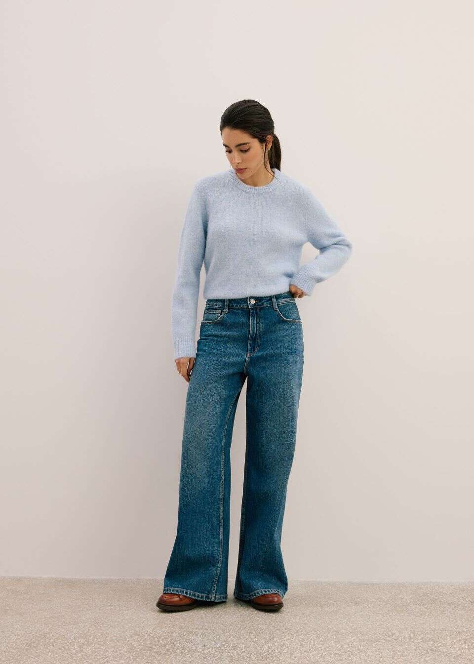 Jeansy damskie o kroju wide leg