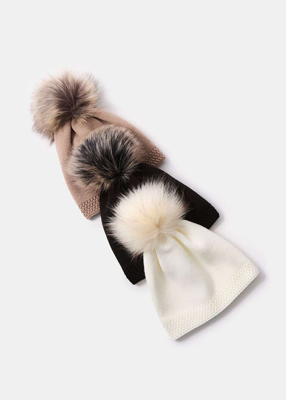 Elegancka czapka z pomponem