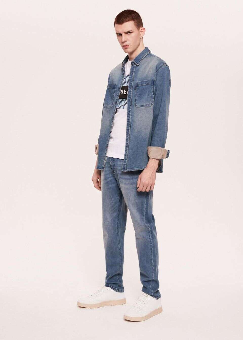 jeansy o kroju slim fit