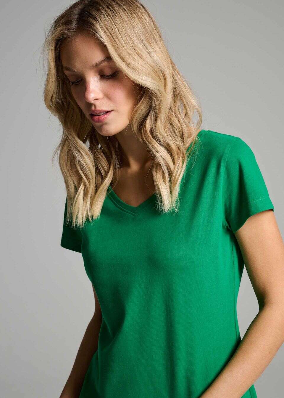 Dopasowany T-shirt z dekoltem w serek