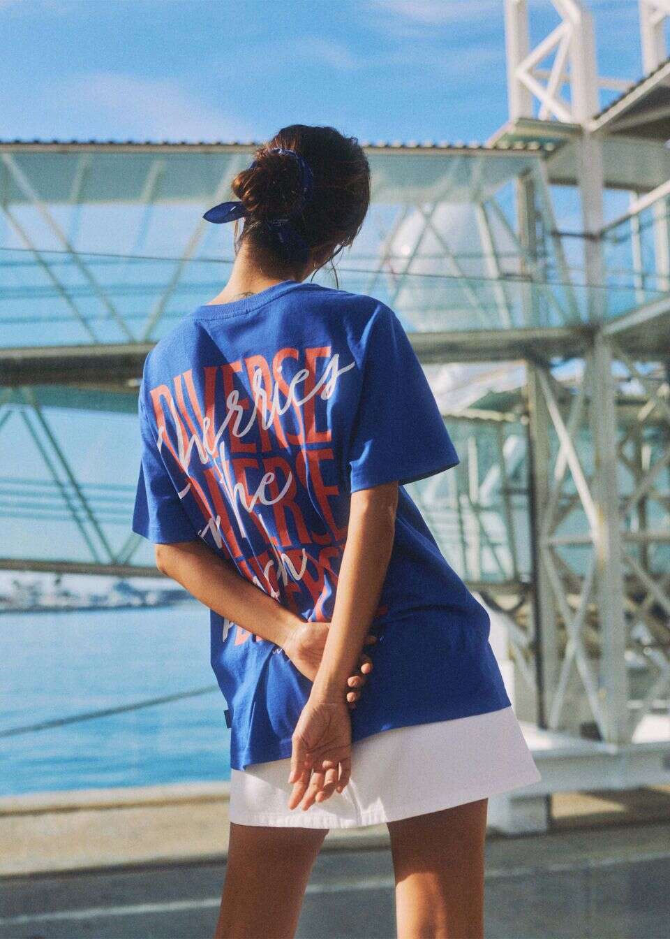Luźny T-shirt damski z nadrukiem