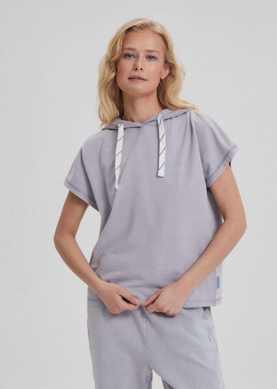 Mięsisty t-shirt z kapturem