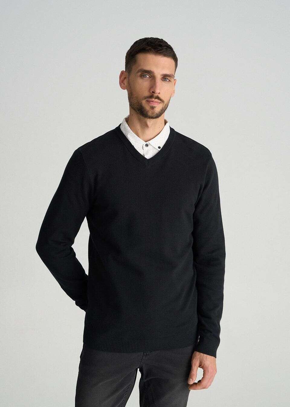 Cienki sweter z dekoltem w serek