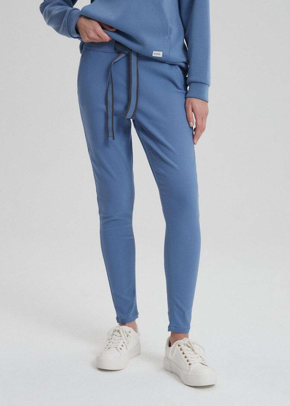 Tkaninowe spodnie damskie typu skinny fit