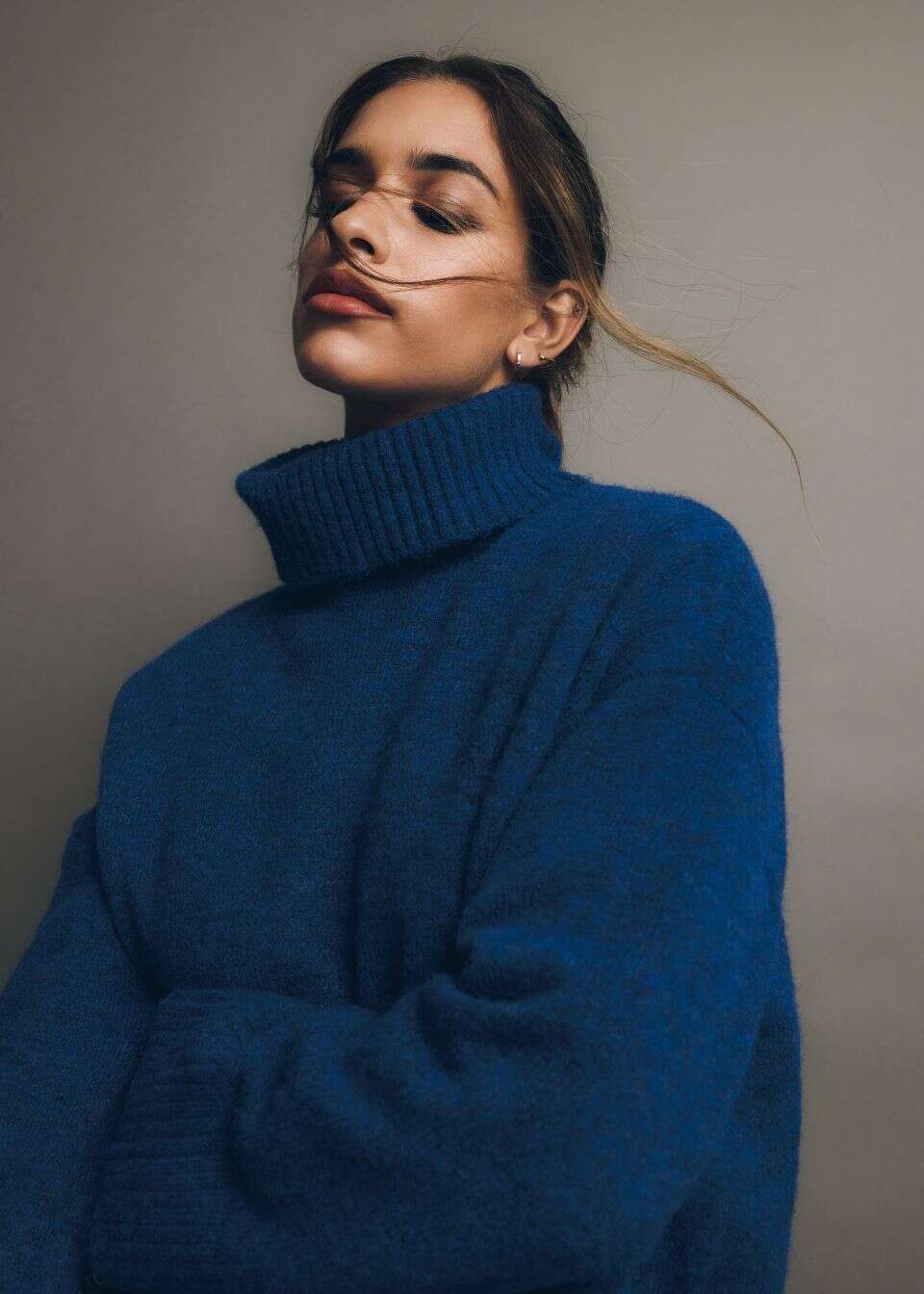 Sweter oversize damski z golfem