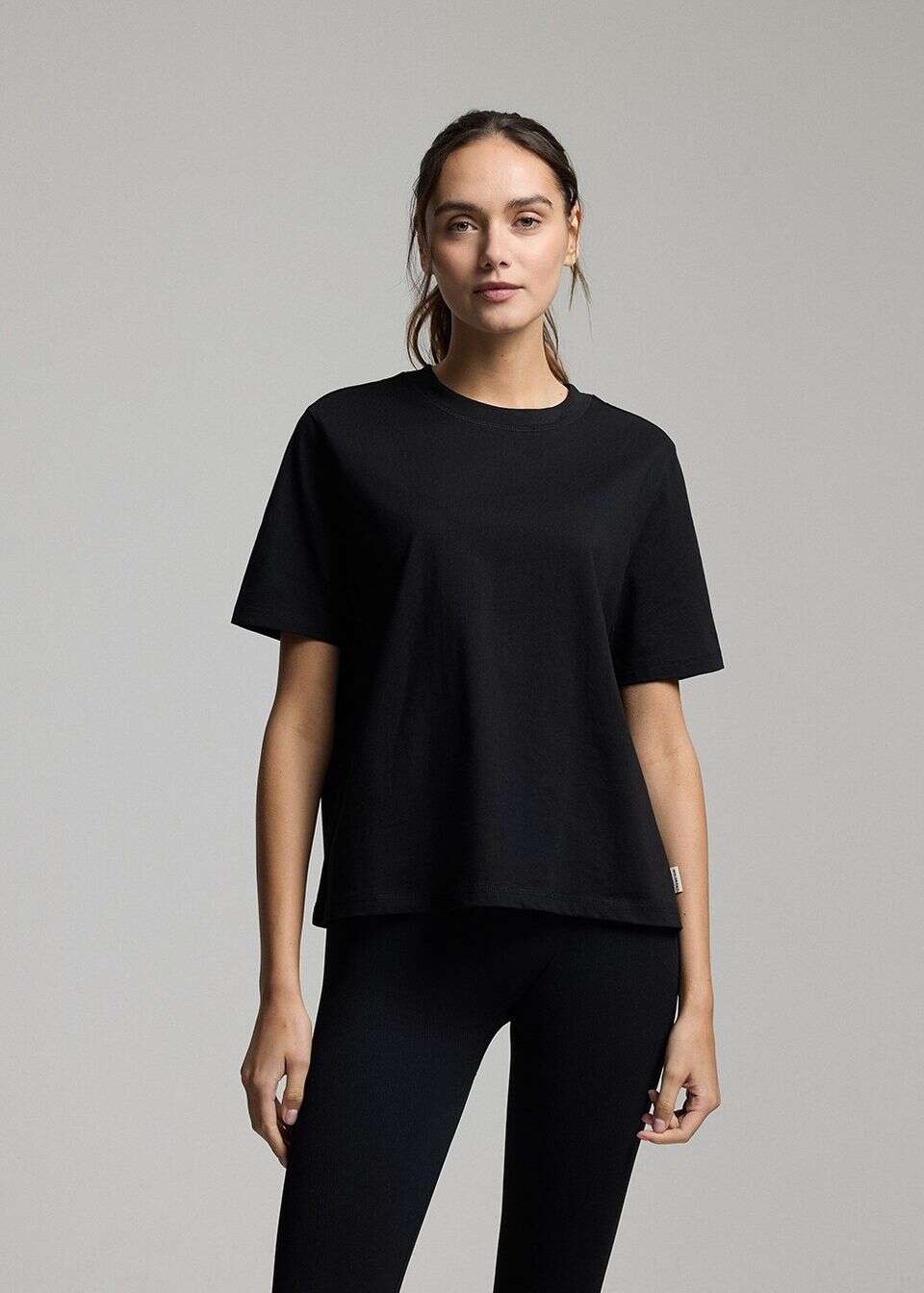 Swobodny T-shirt z ozdobnym przeszyciem na plecach
