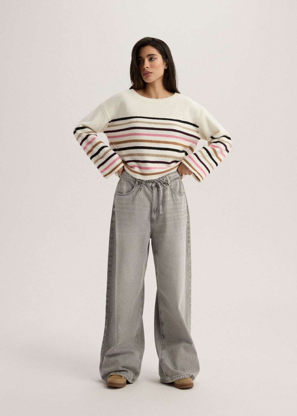 Miękki sweter damski w paski z dodatkiem wełny