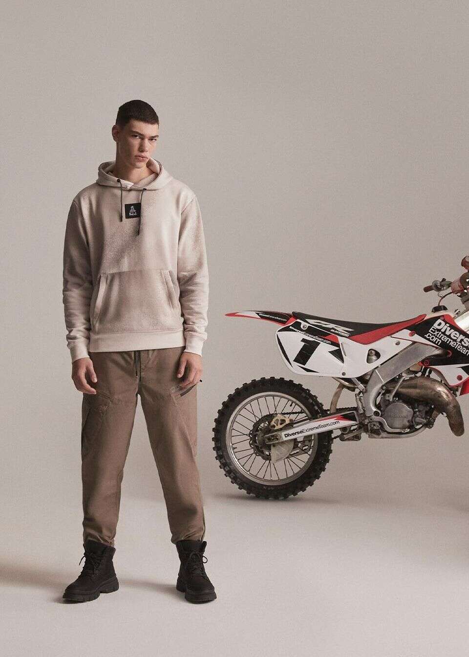 Bluza kangurka z nadrukowanym wzorem z kolekcji DEXT DAKAR