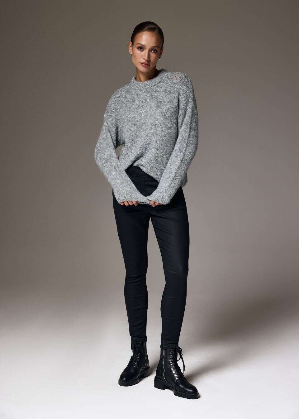 Woskowane spodnie damskie typu slim fit