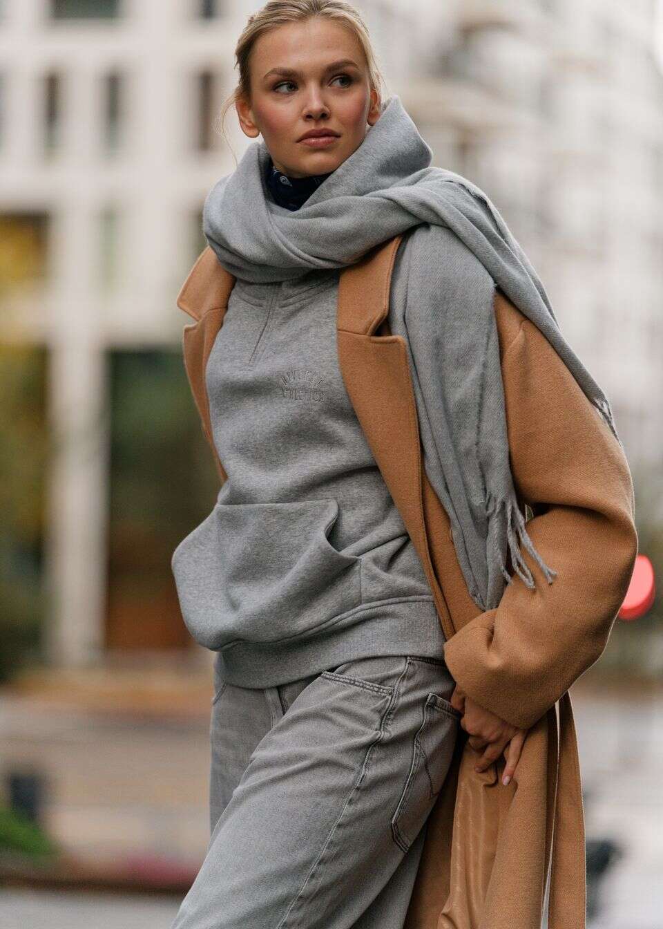 Klasyczna bluza damska z kapturem