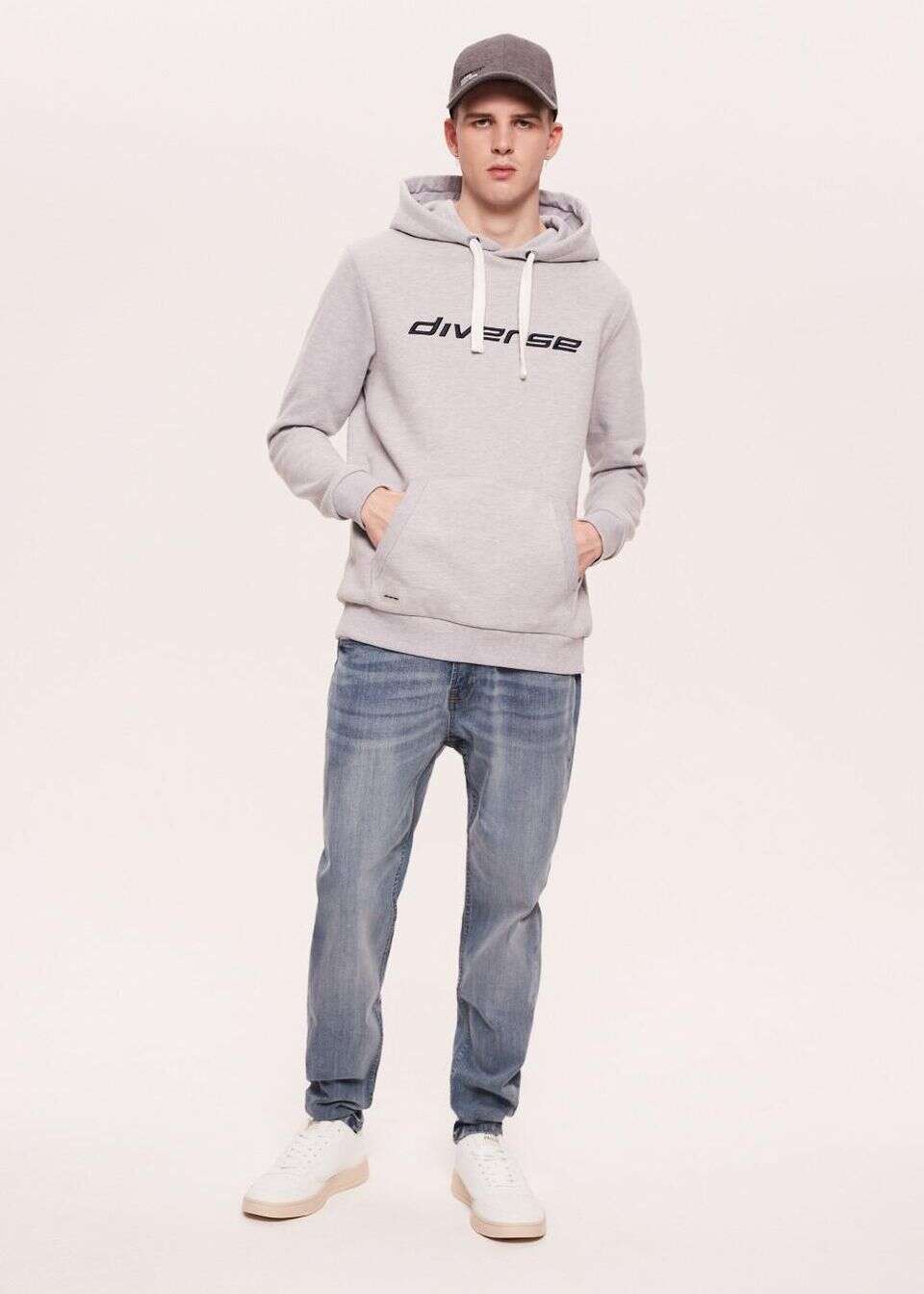 jeansy o kroju slim fit