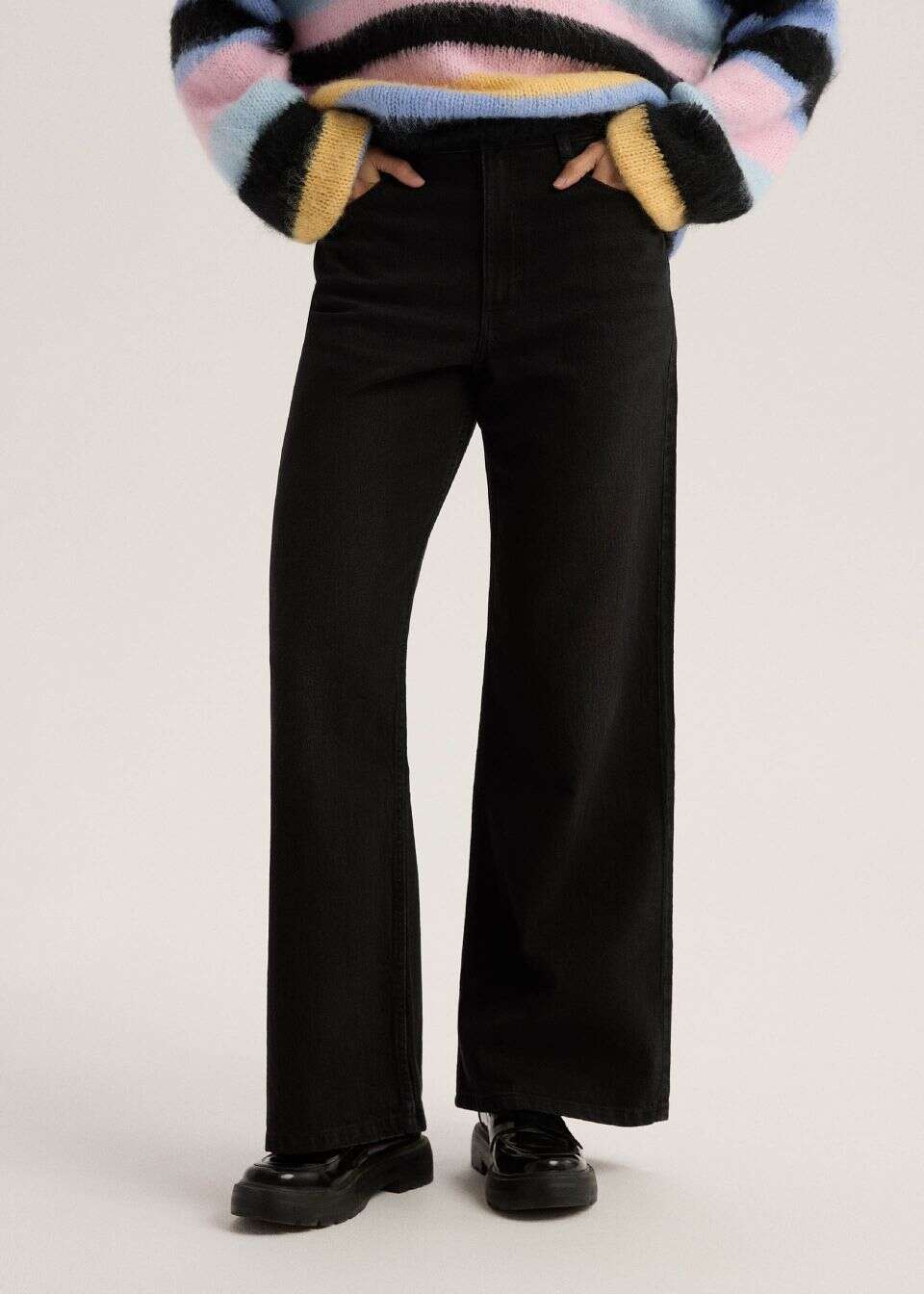 Jeansy damskie o kroju wide leg