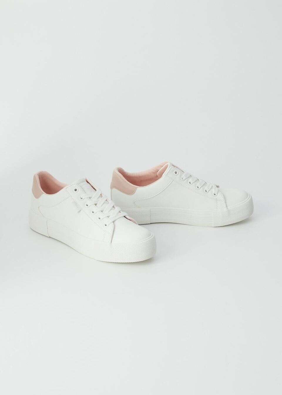 Białe sportowe buty sznurowane
