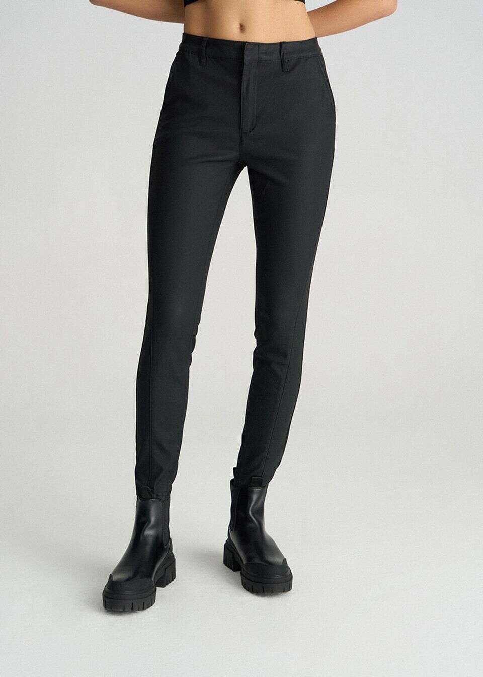 Woskowane spodnie skinny fit