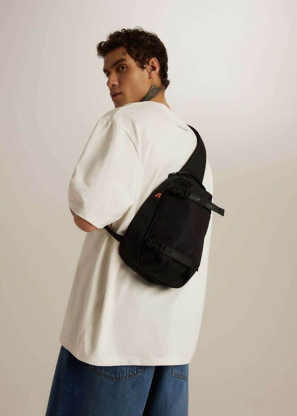 Czarna torba cross body COALITION