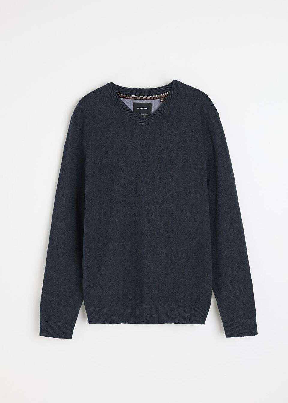 Cienki sweter z dekoltem w serek