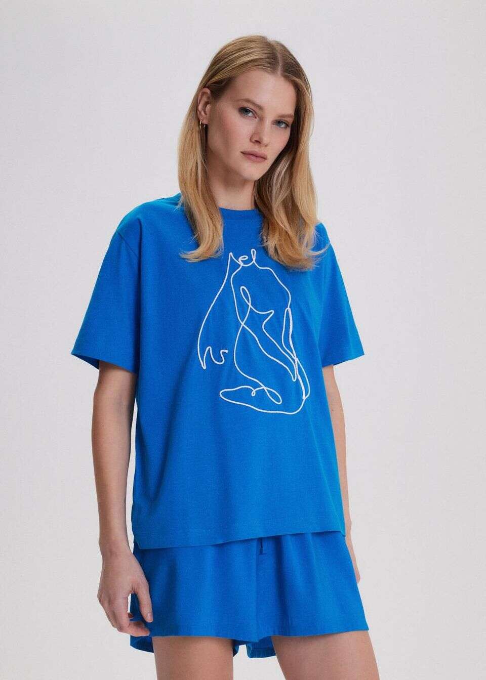 Luźny T-shirt bawełniany z aplikacją na przodzie