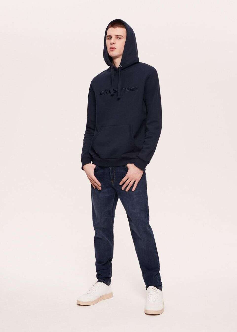 jeansy o kroju slim fit