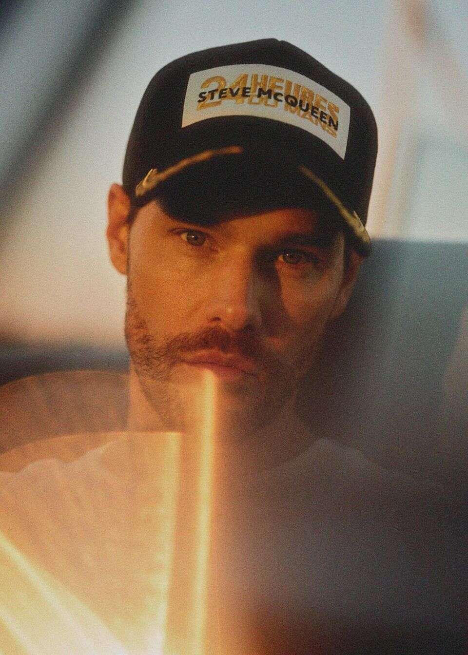 Bogato zdobiona czapka typu trucker LeMans