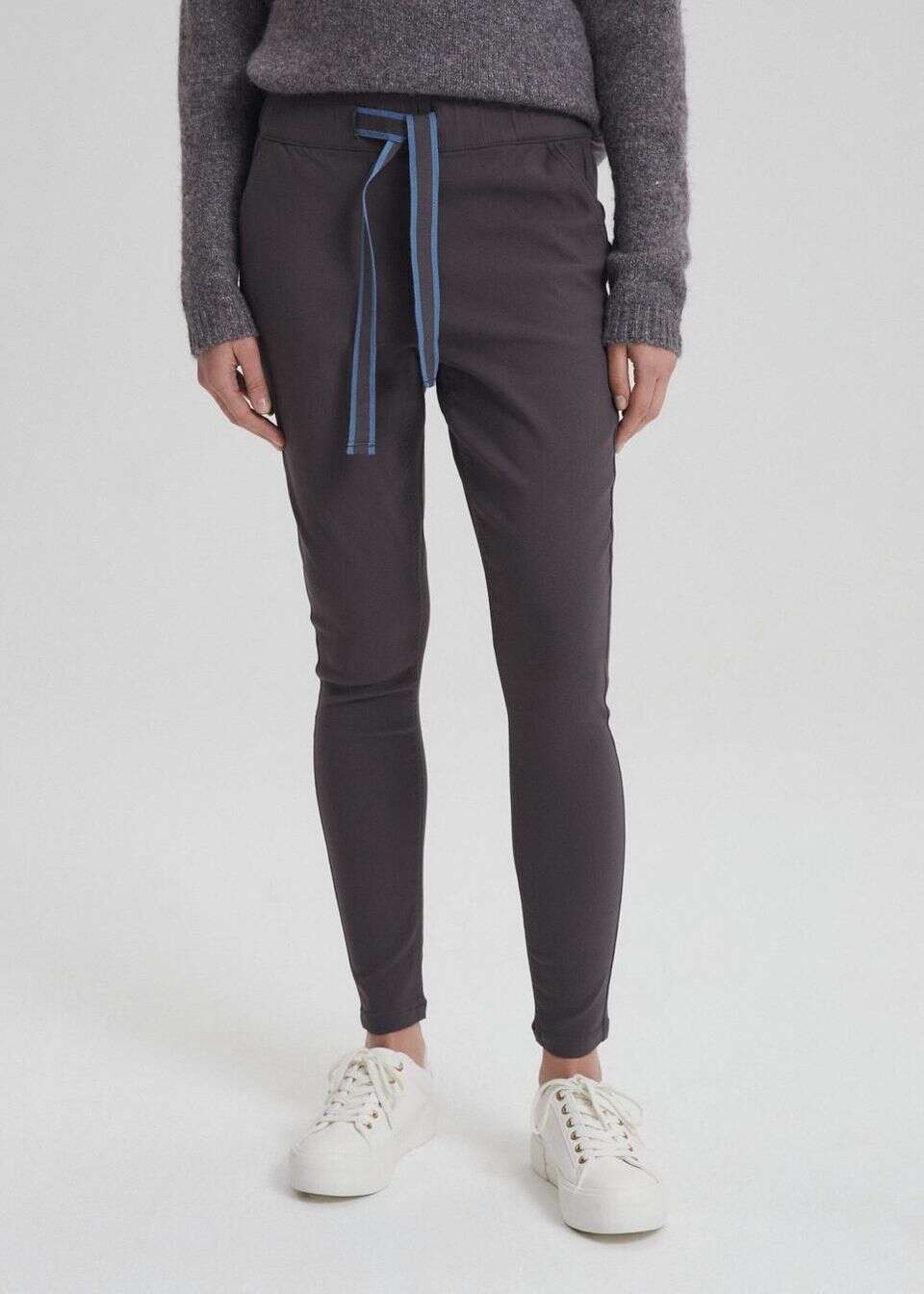 Tkaninowe spodnie damskie typu skinny fit
