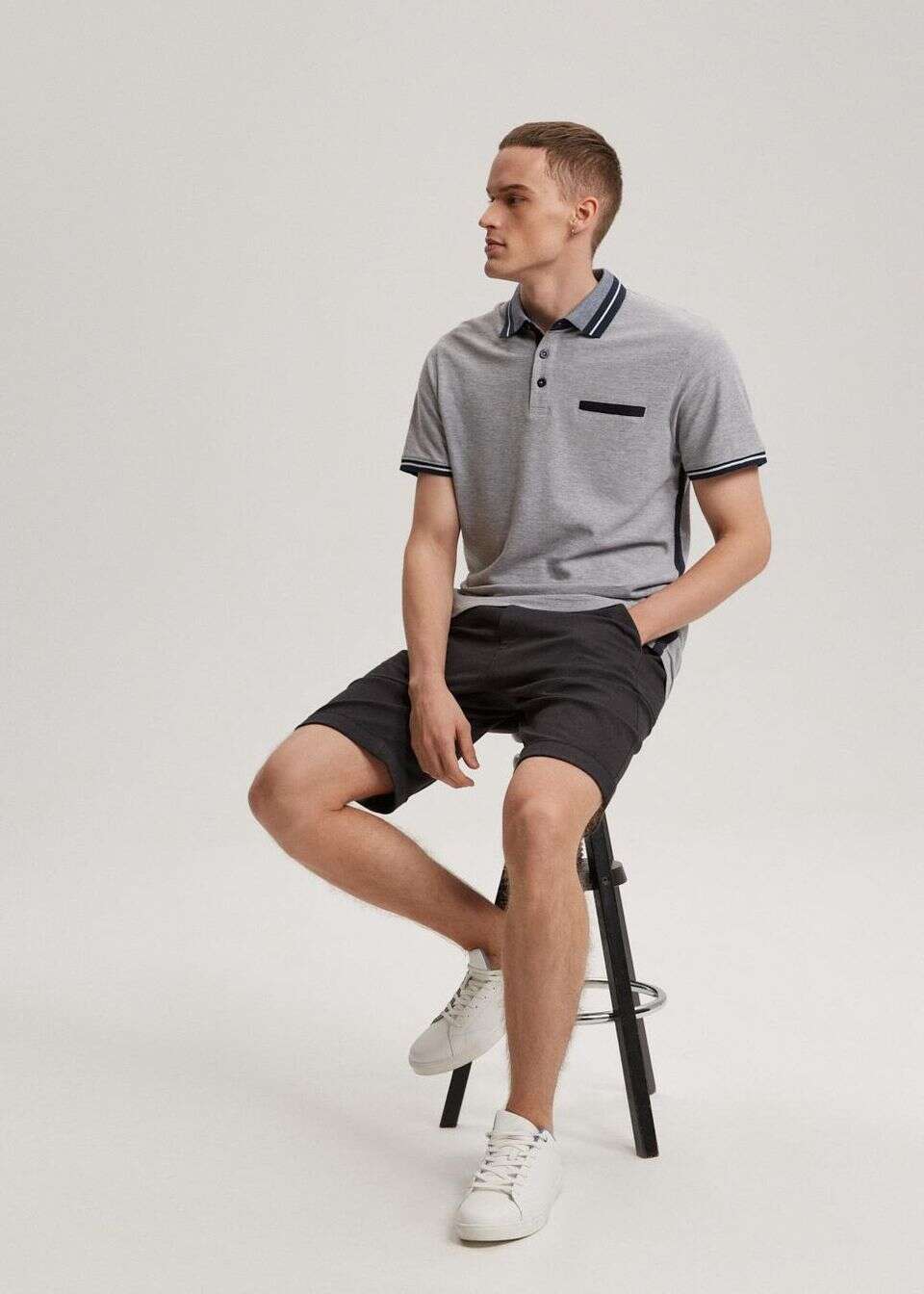 Elegancka koszulka polo z kontrastowymi detalami