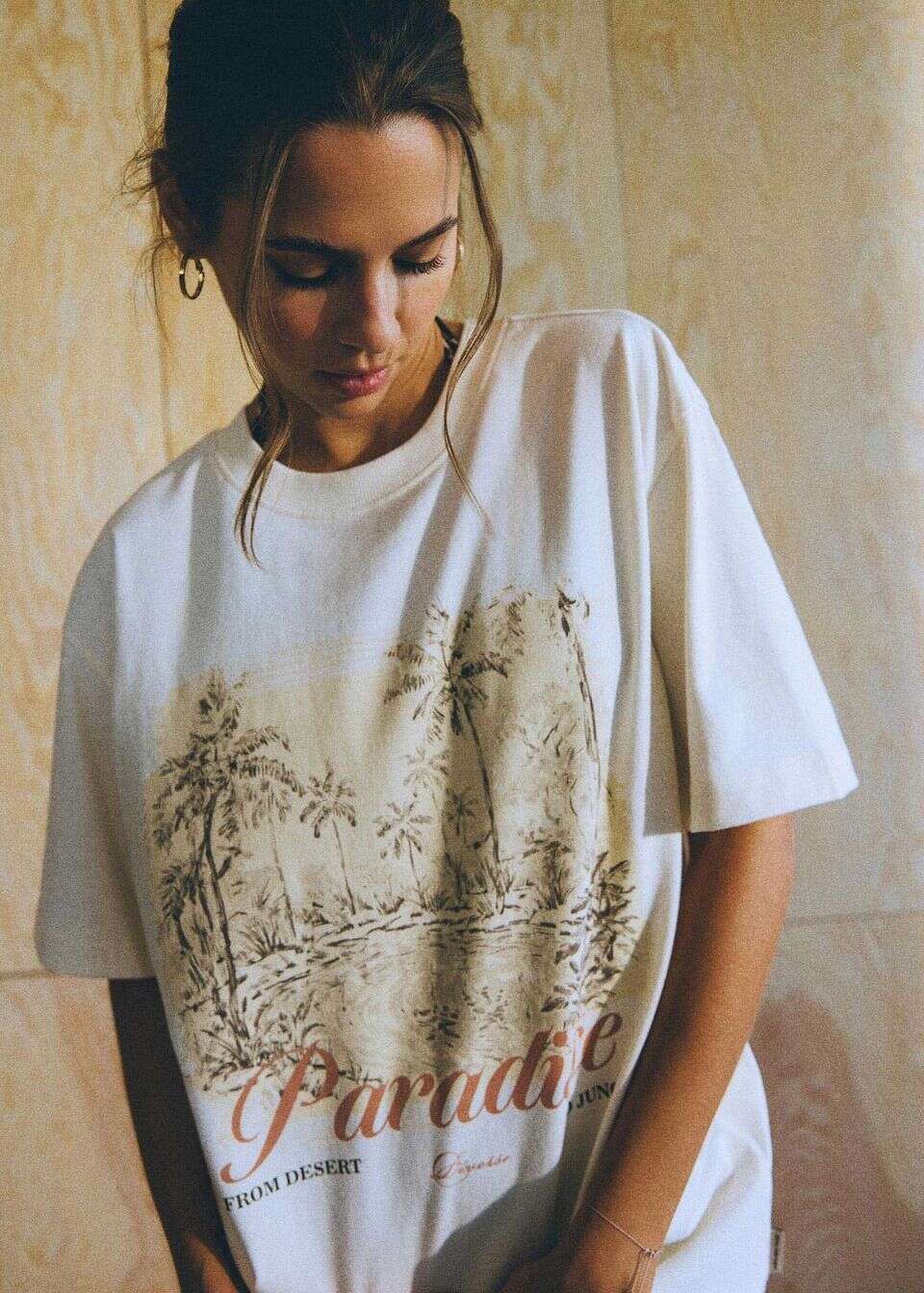 Luźny T-shirt damski z ozdobnym nadrukiem
